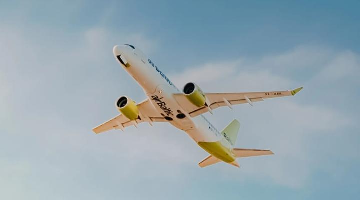A220-300 airBaltic w locie - widok z dołu (fot. airBaltic)