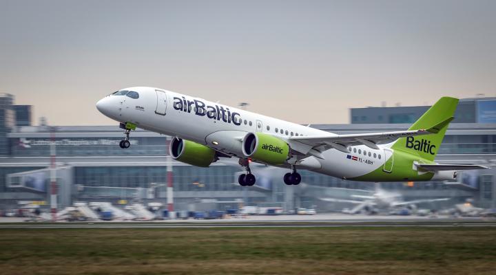 A220-300 należący do airBaltic na Lotnisku Chopina - start (fot. Lotnisko Chopina)