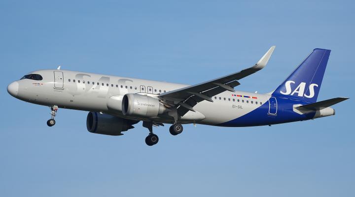 A320neo należący do Scandinavian Airlines w locie (fot. MarcelX42, CC BY-SA 4.0, Wikimedia Commons)