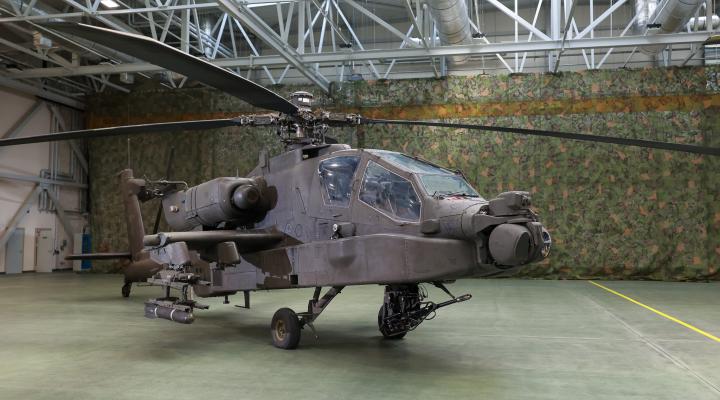  AH-64E Apache Guardian w hangarze (fot. Krzysztof Niedziela, MON)