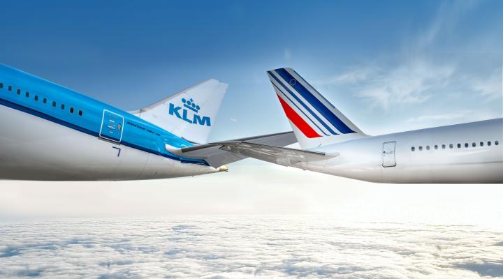 Air France i KLM - ogony samolotów na tle chmur (fot. Grupa Air France KLM)