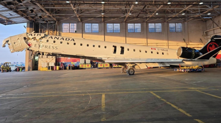 CRJ-900 po zderzeniu z wozem strażackim w Nowym Jorku. Fot. Independent