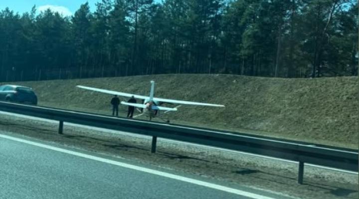 Awaryjne lądowanie na autostradzie A1, fot. aktualności autostradoweAwaryjne lądowanie na autostradzie A1, fot. aktualności autostradowe