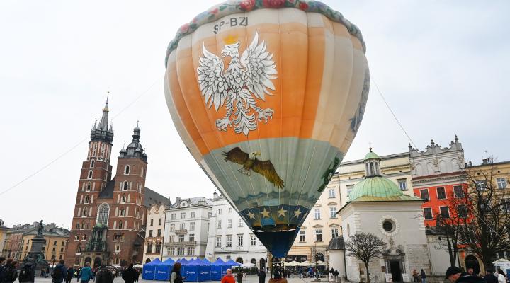 Balon 'Kościuszko' - eksponat Muzeum Lotnictwa Polskiego - na krakowskim Rynku (fot. Muzeum Lotnictwa Polskiego)
