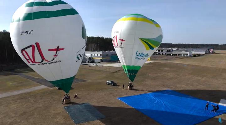 Dwa balony w barwach Aeroklubu Ziemi Lubuskiej na lotnisku Zielona Góra-Przylep (fot. kadr z filmu na youtube.com)
