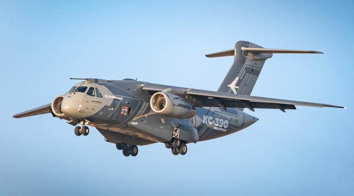 Embraer KC-390 Millennium w locie (fot. Artur Niedźwiecki, Port Lotniczy Bydgoszcz, Facebook)