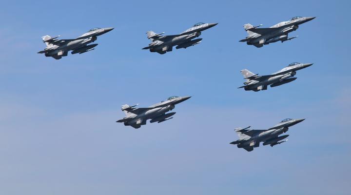 F-16 polskich Sił Powietrznych - sześć samolotów w locie (fot. pansa.pl)