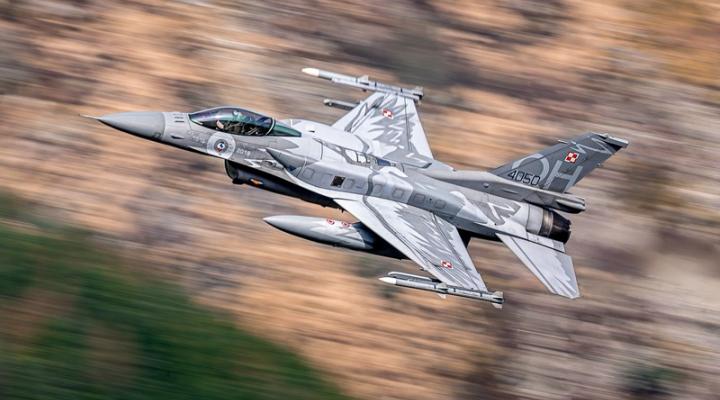 F-16 polskich Sił Powietrznych w locie (fot. kpt. Paweł Krzeszkiewicz, 31BLT)