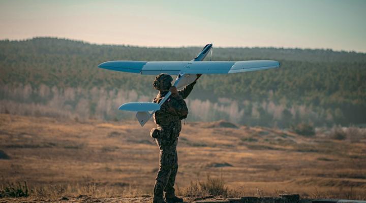 FlyEye w użyciu żołnierza kompanii dronowej 17 Brygady Zmechanizowanej (fot. st. szer. Robert Gradowski, 17 BZ)