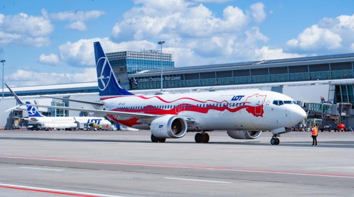 Lotnisko Chopina - B737 MAX 8 biało-czerwony na płycie (fot. Lotnisko Chopina)