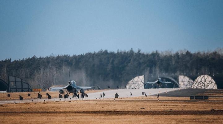 Lotnisko w Łasku (fot. Portal X, Władysław Kosiniak Kamysz)