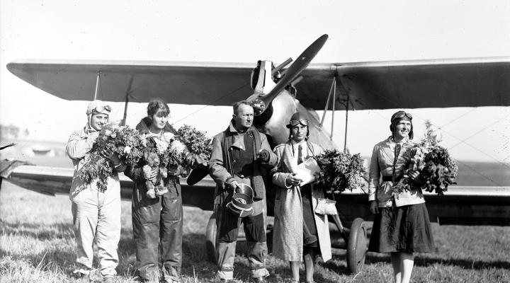 Maria Lierówna, Danuta Sikorzanka, Stanisław Jasiński, Wanda Olszewska, Maria Wardasówna, po przylocie do Krakowa, 10.10.1931 r. (fot. NAC)