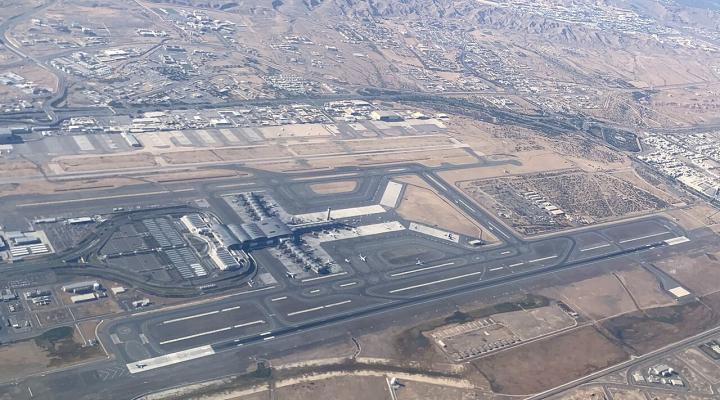 Międzynarodowy port lotniczy Maskat w Omanie (fot. Ank Kumar, CC BY-SA 4.0, Wikimedia Commons)