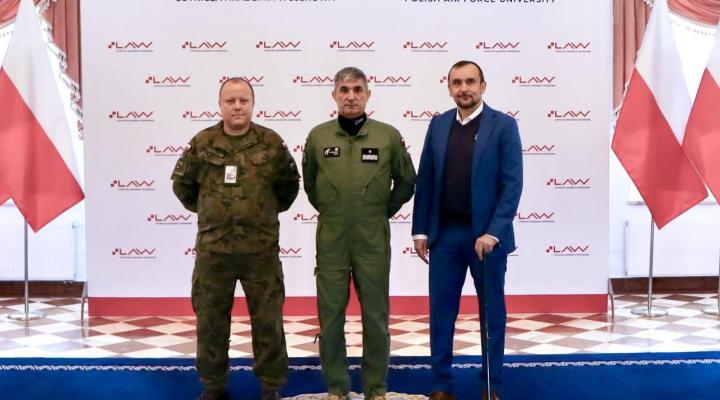 Od prawej ppłk w st. spocz. pil. dr inż. Tomasz Czerwiński i Rektor-Komendant LAW gen. bryg. pil. dr inż. Krzysztof Cur (fot. Aeroklub Stalowowolski)