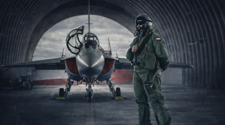Podchorąży Lotniczej Akademii Wojskowej przed samolotem M-346 Bielik w hangarze (fot. 4 Skrzydło Lotnictwa Szkolnego)