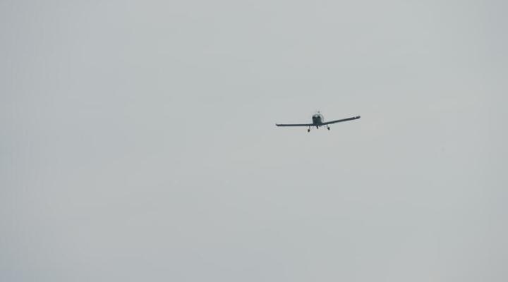 Podejście do lądowania małego samolotu, fot. Vecteezy