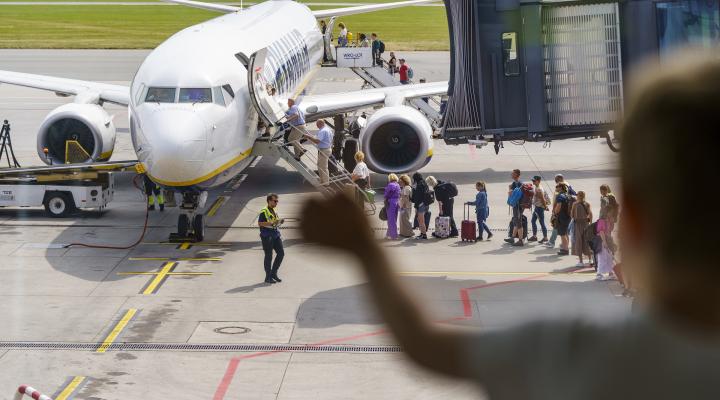 Port Lotniczy Wrocław - samolot i pasażerowie na płycie (fot. Port Lotniczy Wrocław)