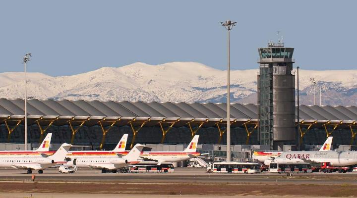 Port lotniczy Madryt-Barajas - widok na Terminal 4 z ośnieżonymi górami Sierra de Guadarrama w tle (fot. Magic Aviation, CC BY 2.5, Wikimedia Commons)