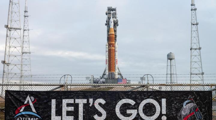 Rakieta Space Launch System (SLS) z kapsułą załogową Orion gotowe do startu misji Artemis II (fot. NASA)