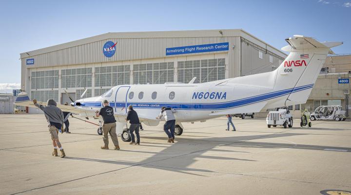 Samolot Pilatus PC-12 o numerze bocznym 606 w Centrum Badań Lotniczych Airmstrong NASA w Edwards w Kalifornii (fot. NASA, Christopher LC Clark)