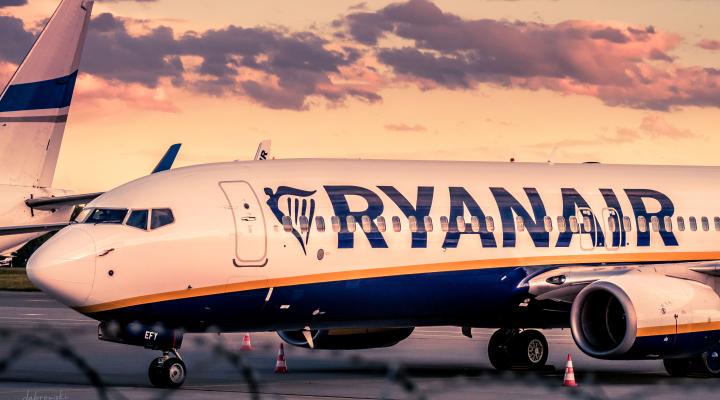 Samolot linii Ryanair na lotnisku (fot. Dabrowski Pictures, materiał Port Lotniczy Wrocław)