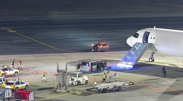 Samolot z opuszczonym trapem na Lotnisku Chopina - akcja funkcjonariuszy z Placówki Straży Granicznej Warszawa-Okęcie (fot. Nadwiślański OSG)