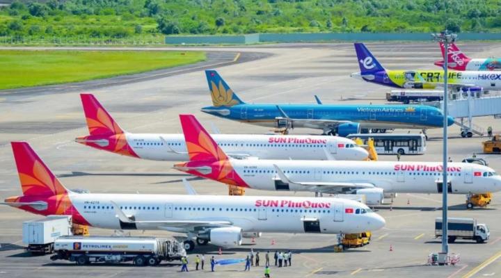 Samoloty Sun Phu Quoc Airlines i Vietnam Airlines na płycie lotniska (fot. Sun Phu Quoc Airlines)