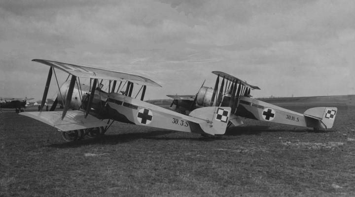 Samoloty sanitarne Hanriot H.28S z 2 pułku lotniczego w Krakowie (fot. Narodowe Archiwum Cyfrowe, Domena publiczna, Wikimedia Commons)