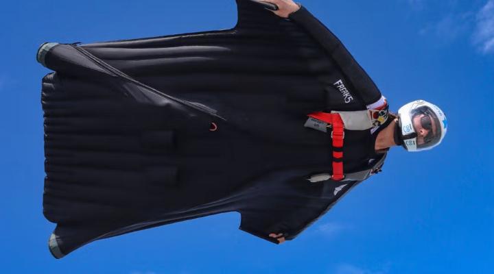 Skoczek wingsuit, fot. źródło_Grzegorz Iwan Kucharczyk