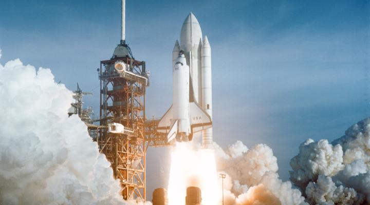 Start Columbii w misji STS-1 (fot. NASA, Domena publiczna, Wikimedia Commons)