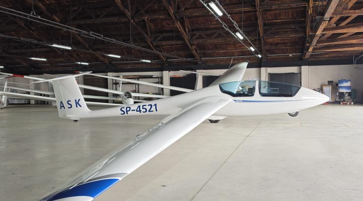 Szybowiec ASK 21B (SP-4521) Aeroklubu Ostrowskiego (fot. Aeroklub Ostrowski)