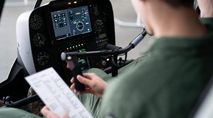 W Szkole Orląt pierwsi kursanci zasiedli za sterami lekkiego śmigłowca R44 Robinson (fot. Łukasz Kermel)