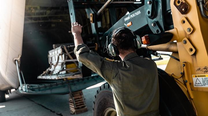 Załadunek samolotu wojskowego (fot. 33 Powidzka Baza Lotnictwa Transportowego)