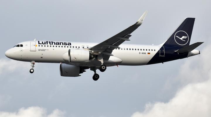 A320neo należący do Lufthansy w locie (fot. Anna Zvereva from Tallinn, Estonia, CC BY-SA 2.0, Wikimedia Commons)