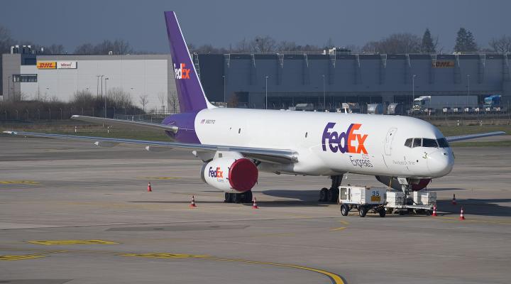 Boeing 757 należący do FedEx na lotnisku w Hanowerze (fot. MarcelX42, CC BY-SA 4.0, Wikimedia Commons)