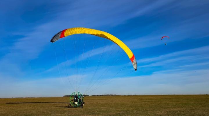 Jednostka Wojskowa Komandosów trenuje na paralotniach (fot. Jakub Zagalski)