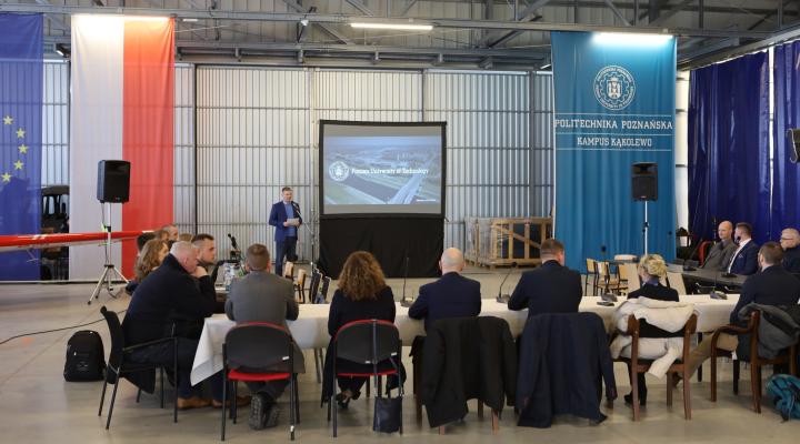 Policjanci z Norwegii, specjaliści z dziedziny dronów, z wizytą studyjną na Lotnisku w Kąkolewie (fot. Wielkopolska Policja)
