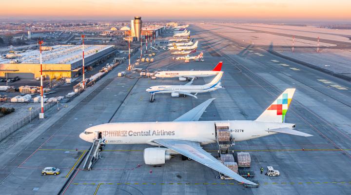 Port Lotniczy Katowice - samoloty przed terminalem cargo (fot. Piotr Adamczyk)