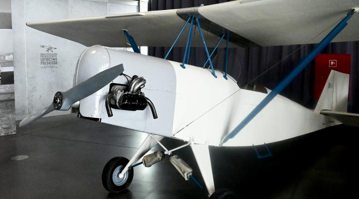 Samolot JK-1 po odrestaurowaniu przez Dział Konserwacji Muzealiów w sali ekspozycyjnej Gmachu Głównego Muzeum (fot. Muzeum Lotnictwa Polskiego)