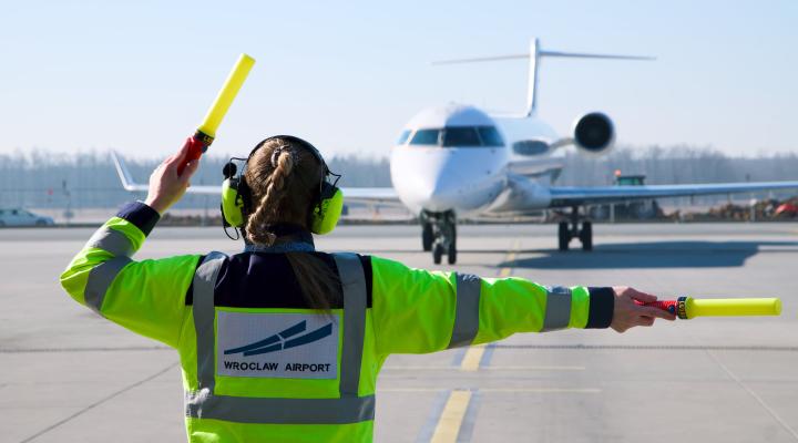 Samolot i Marszałek na płycie wrocławskiego lotniska (fot. Port Lotniczy Wrocław)