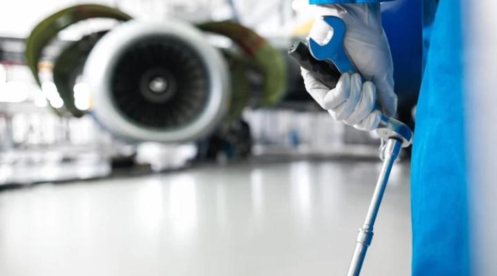 Technik lotniczy i silnik samolotu pasażerskiego (fot. IFS)