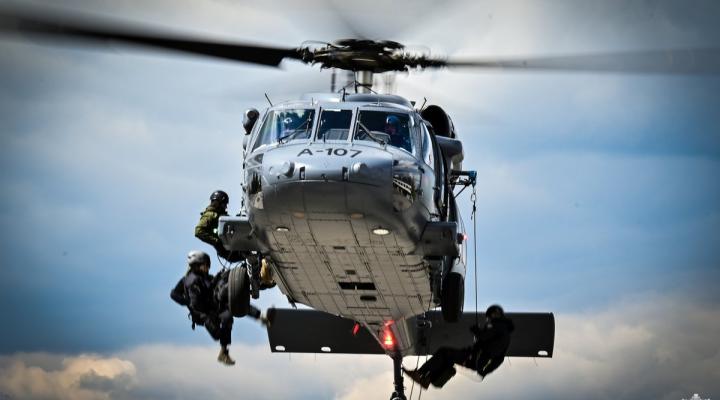 Ćwiczenia wysokościowe z wykorzystaniem policyjnego śmigłowca Black Hawk (fot. KWP w Rzeszowie)