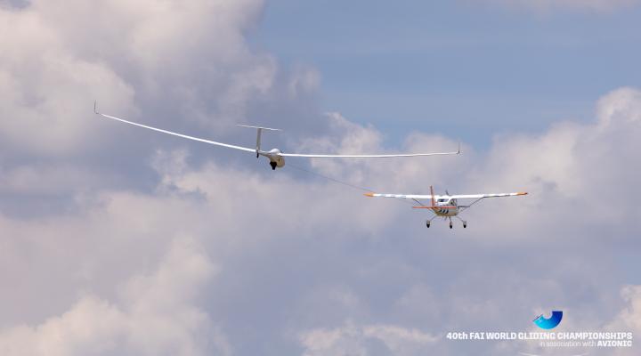 40. Szybowcowe Mistrzostwa Świata FAI - start szybowca za samolotem (fot. 40th World Gliding Championships with Avionic, Facebook)