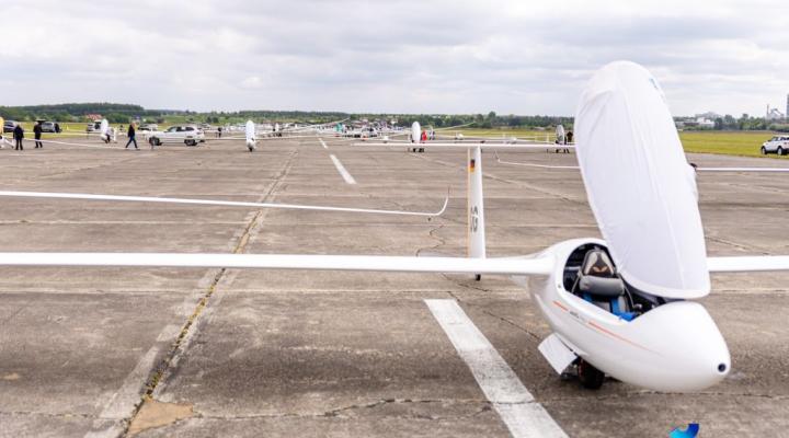 40. Szybowcowe Mistrzostwa Świata FAI - szybowce na lotnisku (fot. 40th World Gliding Championships with Avionic, Facebook)
