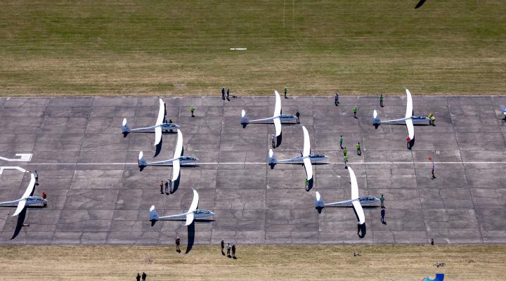 40. Szybowcowe Mistrzostwa Świata FAI - szybowce na lotnisku - widok z góry (fot. 40th World Gliding Championships with Avionic)