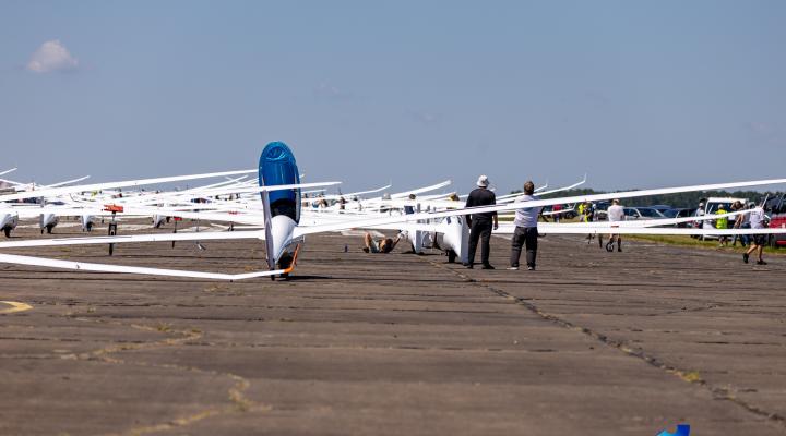 40. Szybowcowe Mistrzostwa Świata FAI - szybowce na pasie startowym (fot. 40th World Gliding Championships with Avionic)