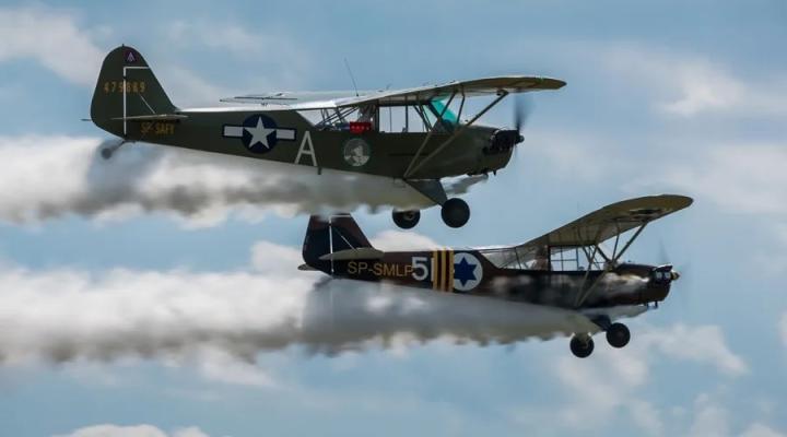 Duet samolotów Piper Cub w wersjach L-4H oraz J3 (fot. Jakub Bałtyn)