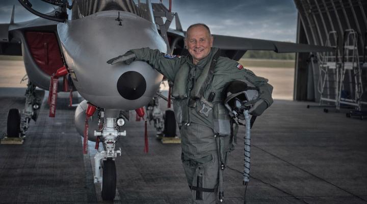 Gen. bryg. pil. Waldemar Gołębiowski przy samolocie M-346 Bielik (fot. 4SLSz)