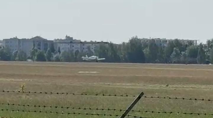Lądowanie samolotu Piper PA-28A na lotnisku Warszawa-Babice po utracie prawej goleni podwozia (fot. kadr z filmu dlapilota.pl)