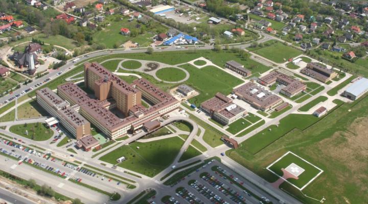 Lądowisko Szpitala Wojewódzkiego w Bielsku‑Białej - widok z góry (fot. archiwum szpitala)